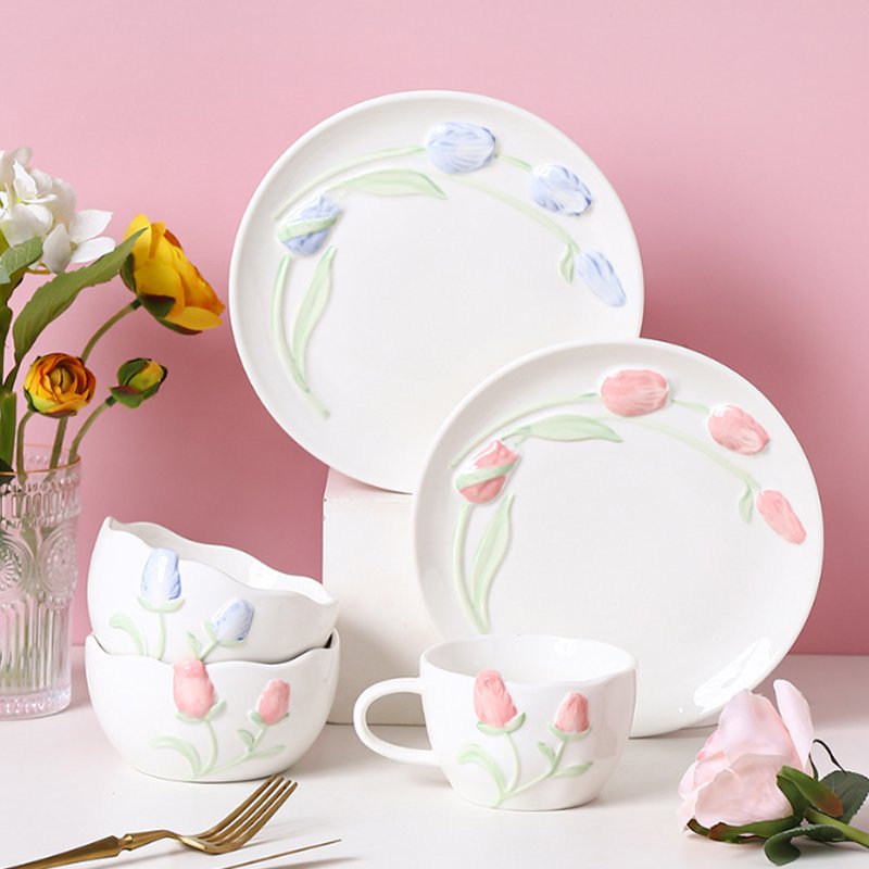 陶器のボウルや皿、白釉の食器