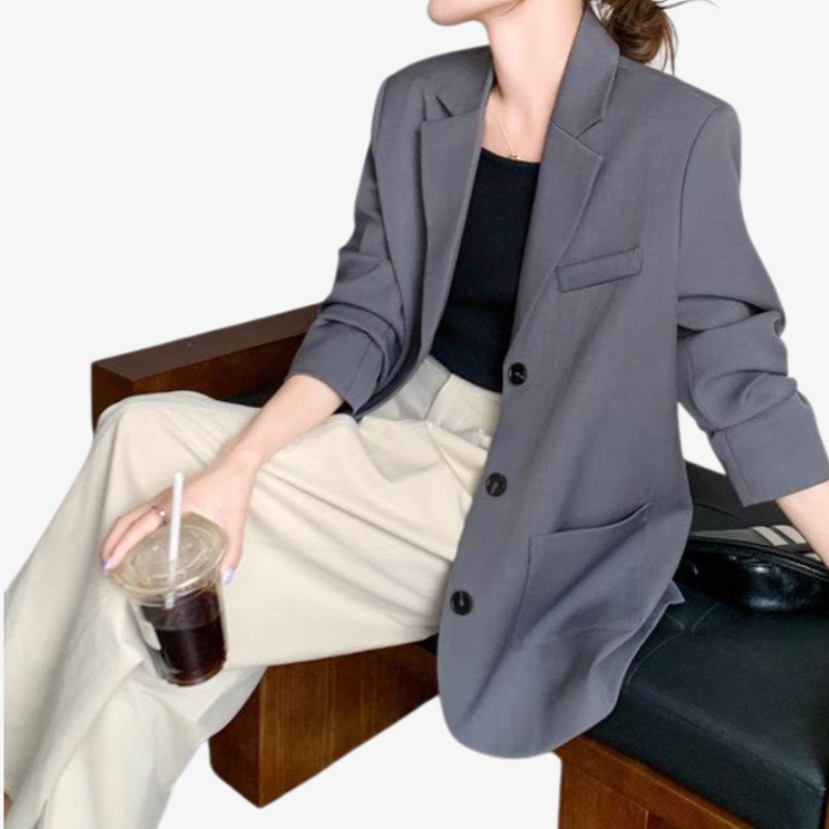 트임 디테일이 돋보이는 여성 정장 코트 측면