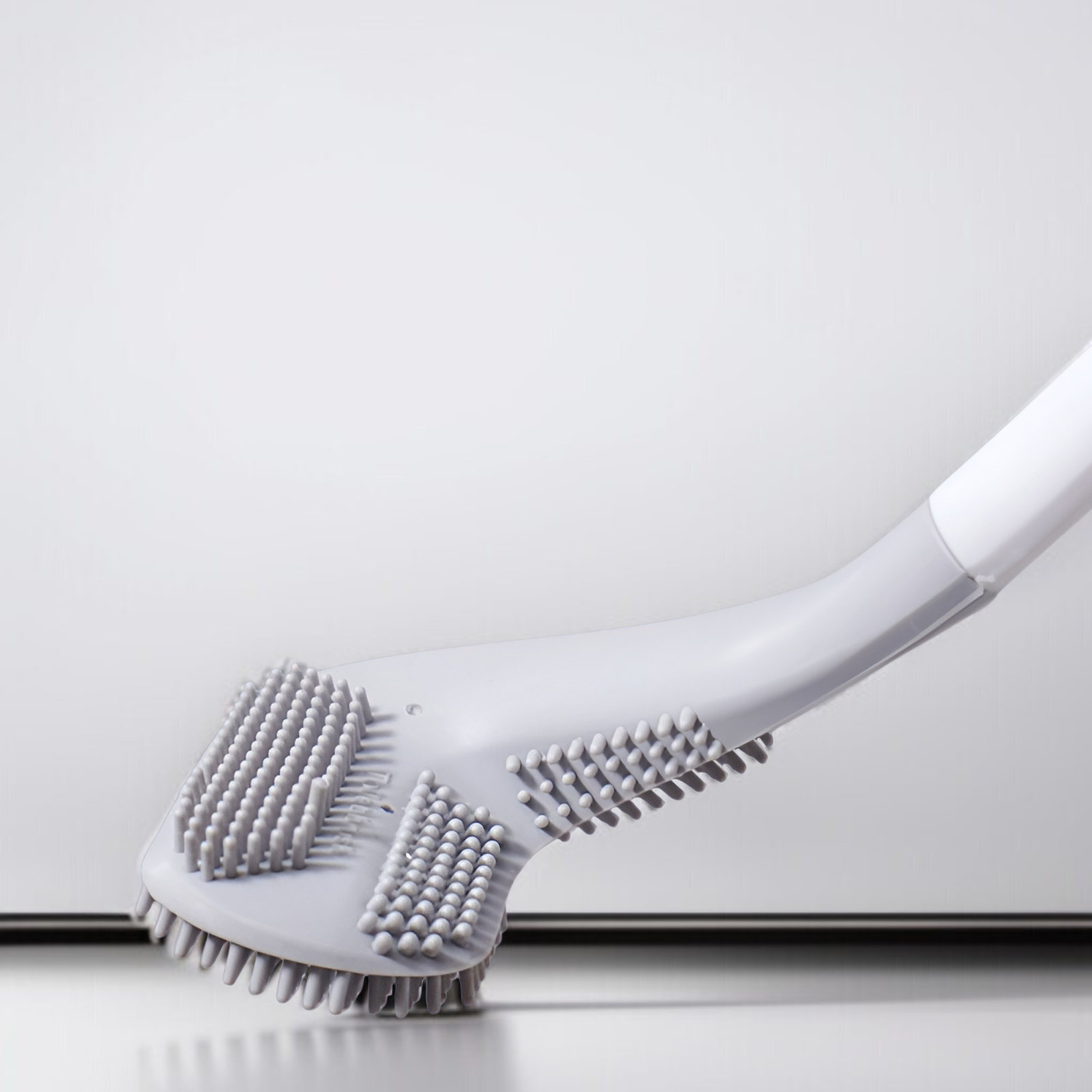 清潔感あふれるバスルームに置かれたトイレブラシ