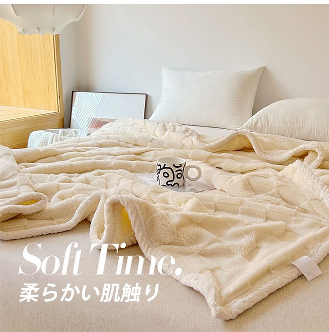 ベッドに広げた暖かいフリース毛布