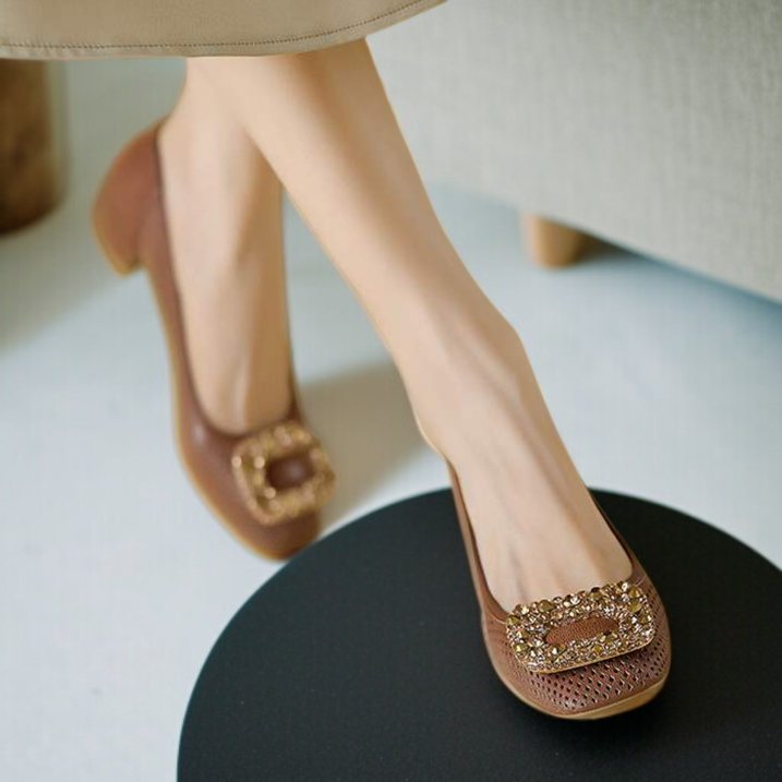큐빅 오믈렛 장식이 돋보이는 펌프스 클로즈업