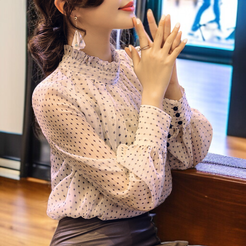 リボンフリル付きVネック水玉シャツのフロントデザイン