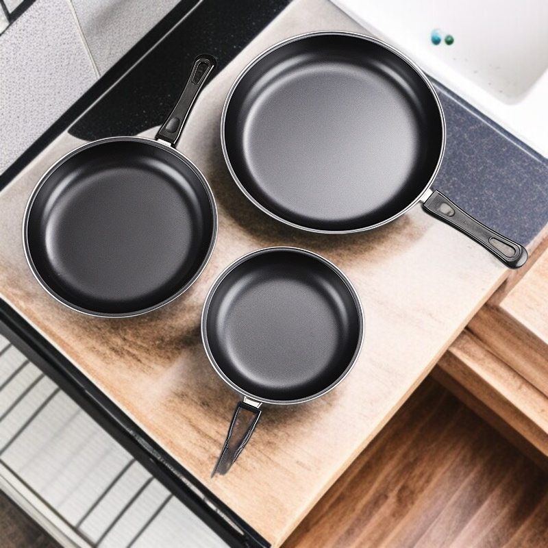 パンケーキを焼くフラットフライパン