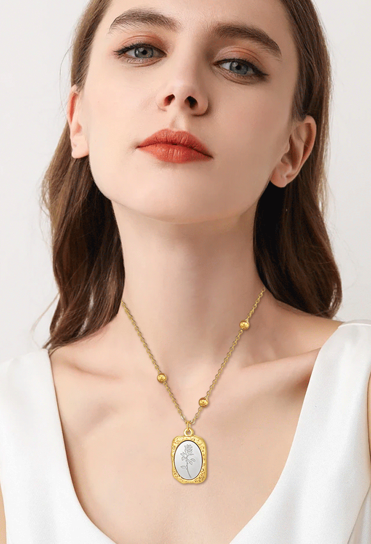 قلادة فاخرة فرنسية مزين بنقشة الورد بلون ذهبي