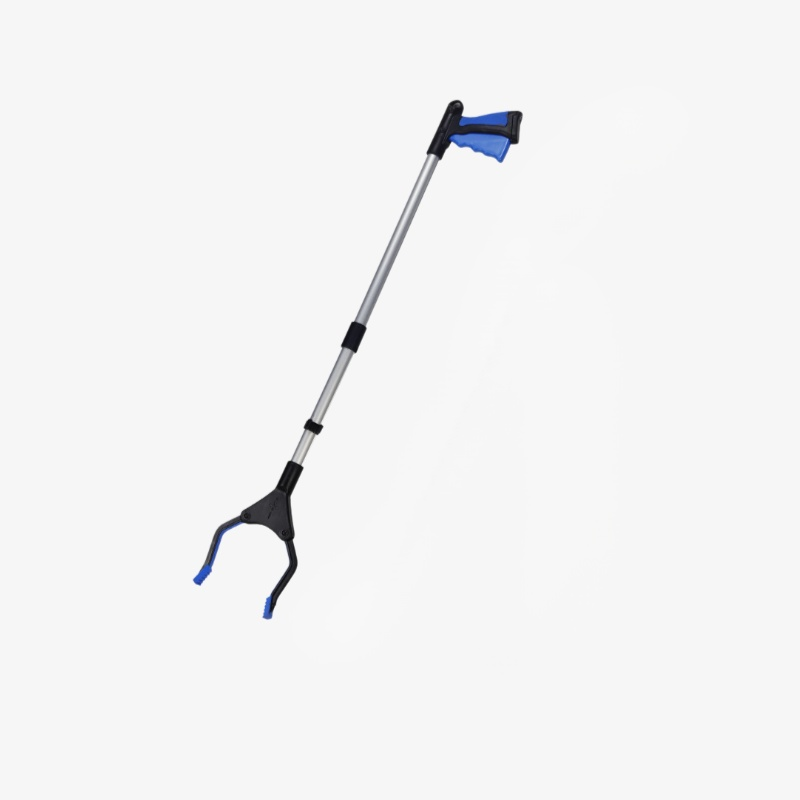 환경미화관 쓰레기집게로 바닥 쓰레기 줍기