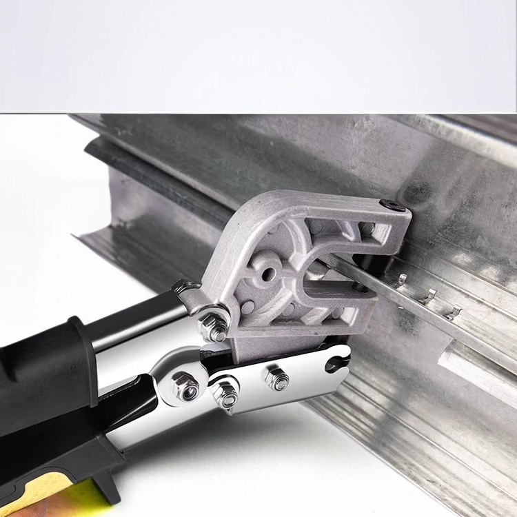 穴あけリベット作業中の特殊ペンチ