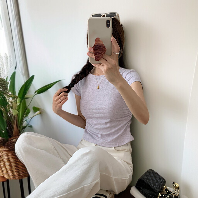 スリム見え効果のある夏用トップス