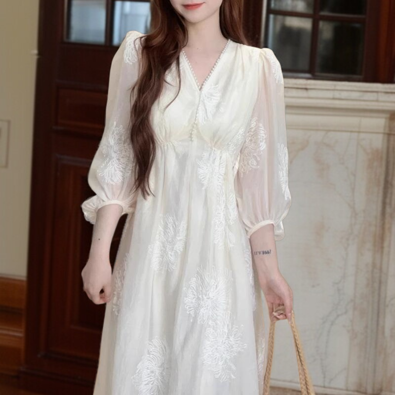 세련된 브이넥 여성 원피스 뒷모습