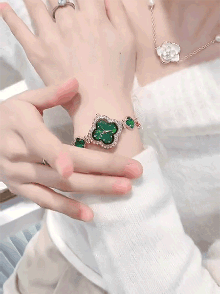 Wysokiej jakości zegarek damski z jadeitem i diamentami w kształcie czterolistnej koniczyny