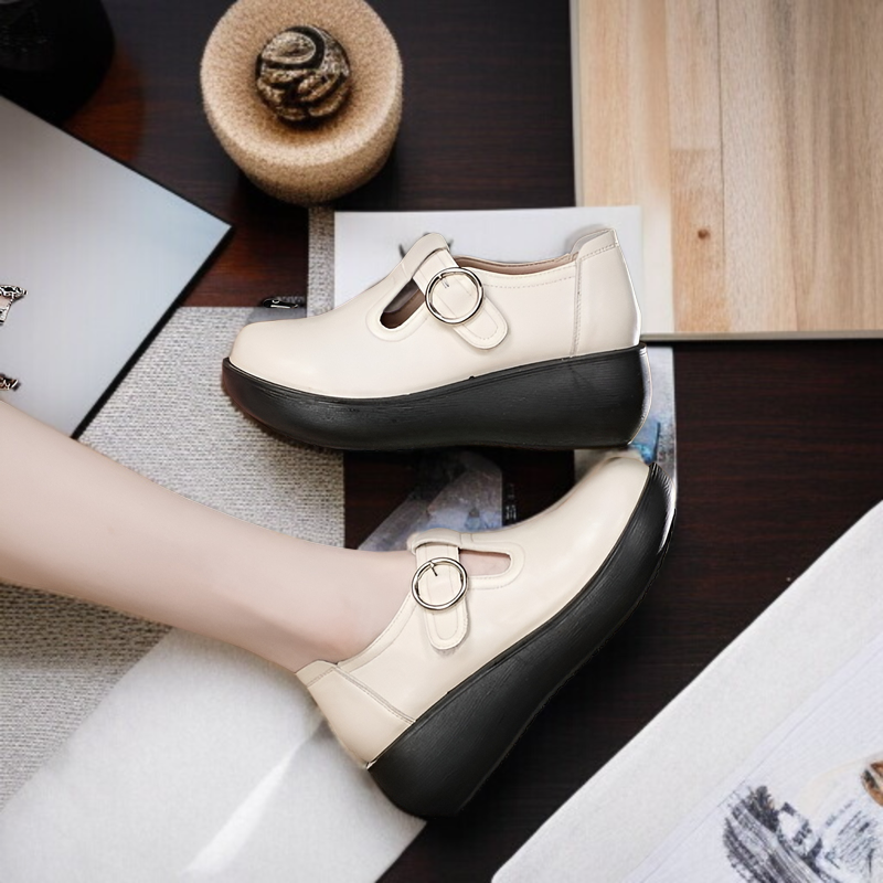 プチプラットフォームデザインの新作シューズ