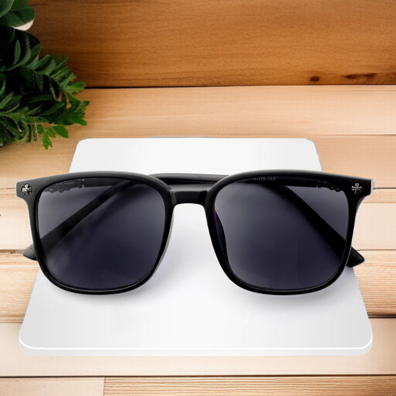 돋보기 기능이 포함된 스퀘어 선글라스 착용 모습