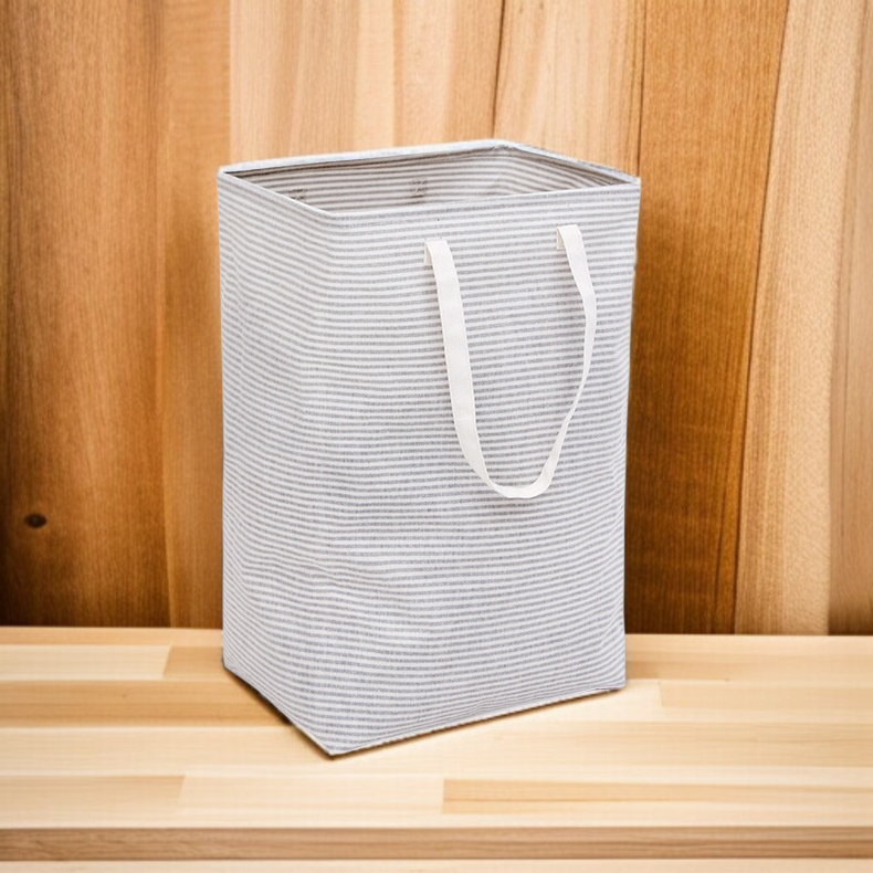 더러운 옷을 담은 스트라이프 세탁 바구니