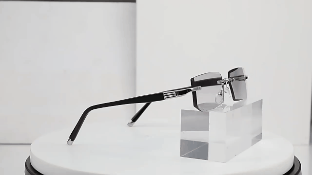 パソコン作業中に使えるブルーライトカット老眼鏡