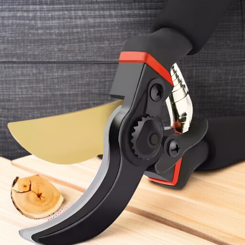 과일 가지치기에 적합한 정원가위 사용 모습