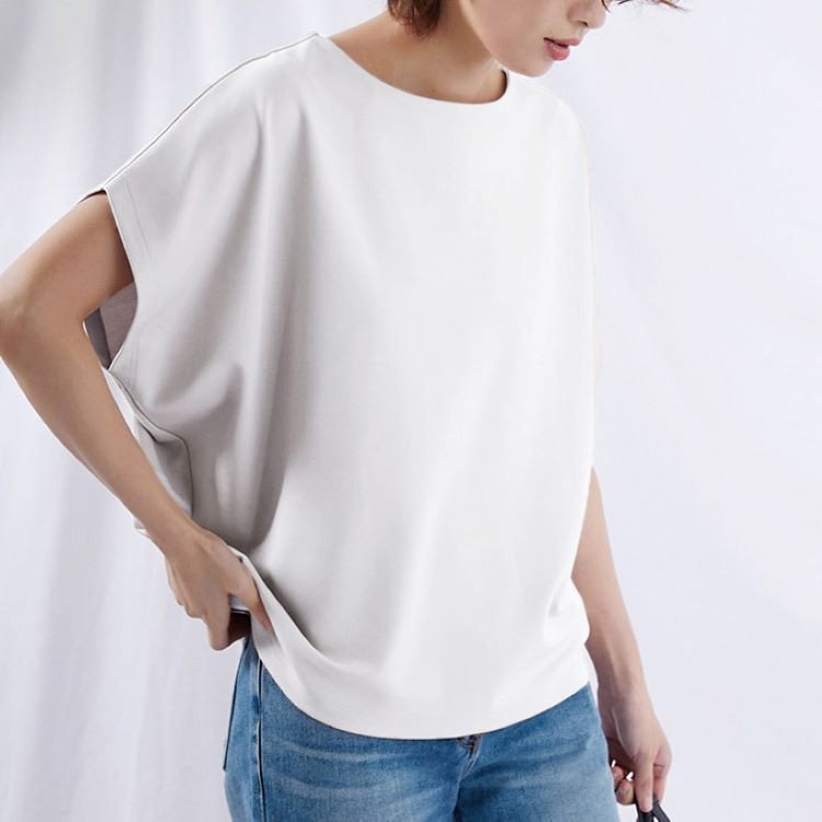 シンプルなデザインのプルオーバー