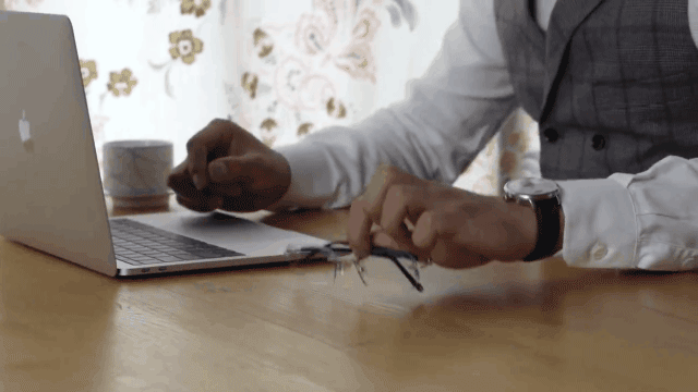 目の疲れを軽減するブルーライトカットメガネ