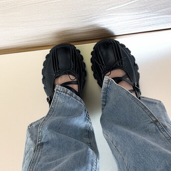 ラウンドトゥのスポーツカジュアル厚底シューズ