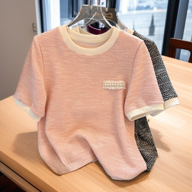 女性が着用するアイスシルクトップス半袖ピンク