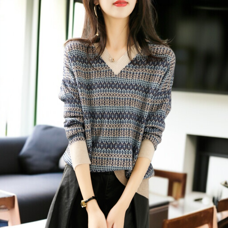 カジュアルスタイルのニットセーター