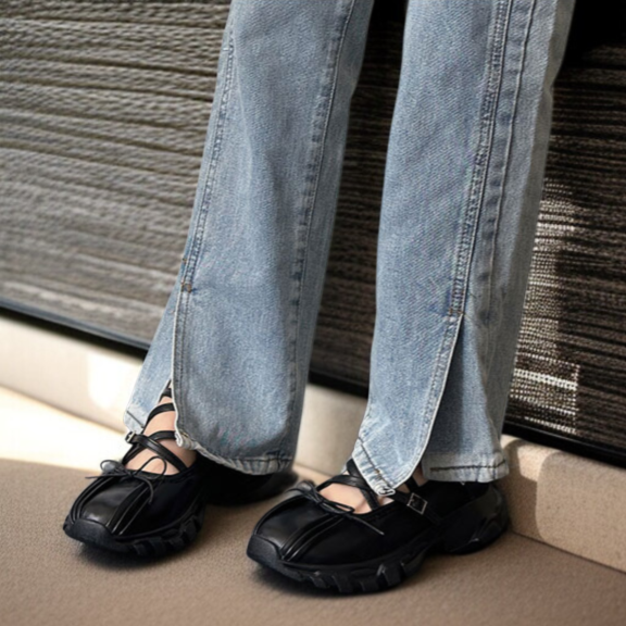 浅い口デザインの黒いメリージェーンシューズ