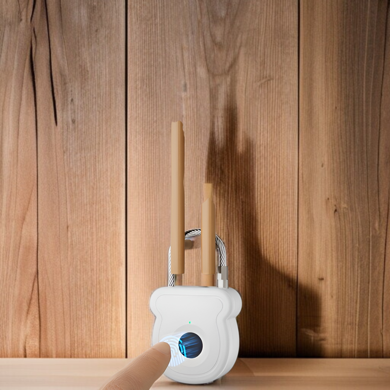 アウトドア用指紋認証南京錠の使用例