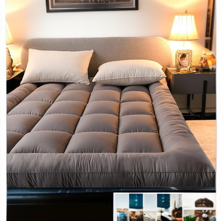 学生寮の部屋に敷かれた羽毛布団とマットレス