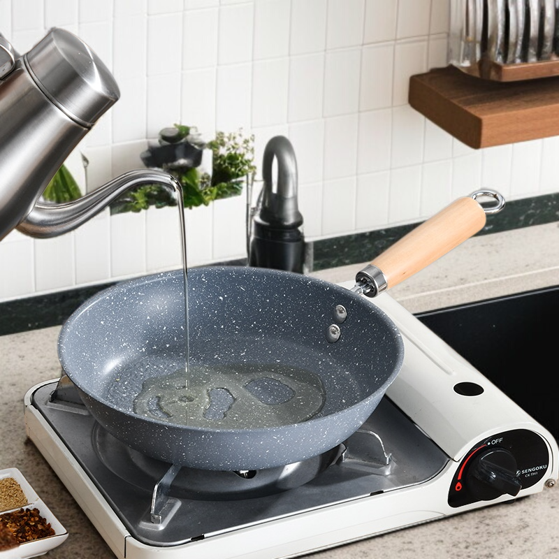 스테이크를 굽는 맥반석 프라이팬