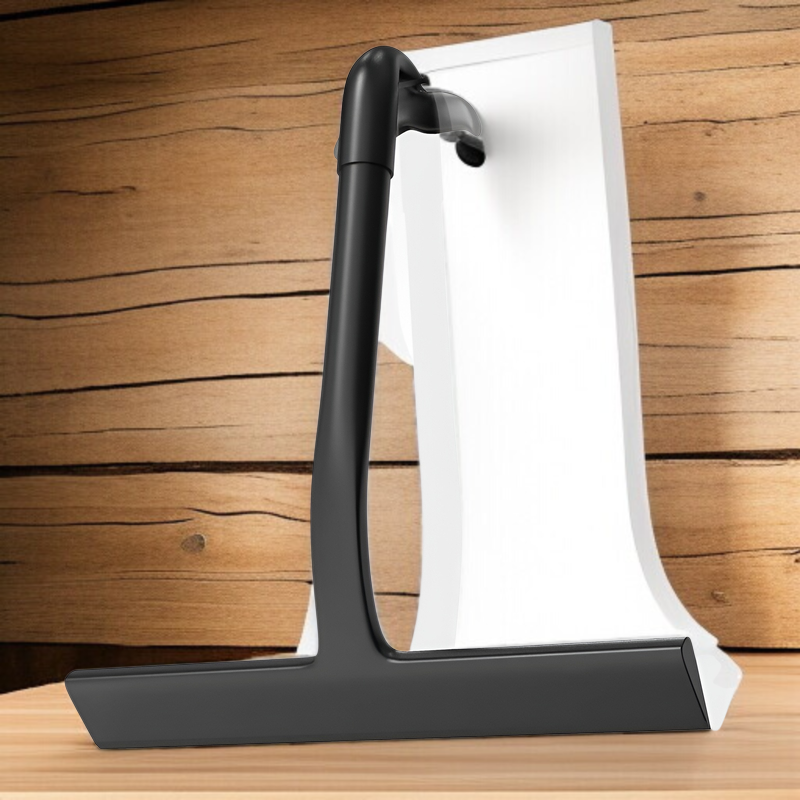 浴室のガラスを清掃するシリコンスクイージー