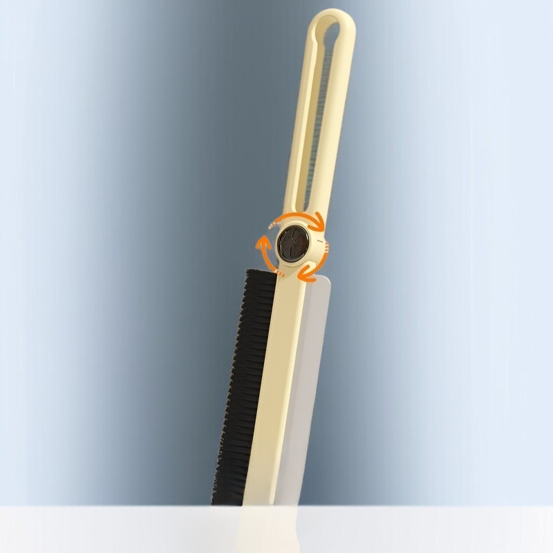 다용도 청소솔로 욕실 타일 틈새 청소하는 모습