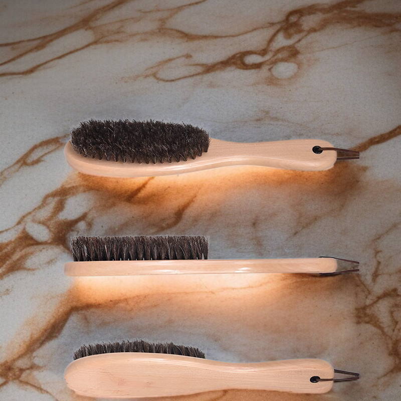 ウールコートをブラッシングするシーン