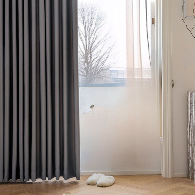 太陽光を遮る高精度グレーカーテンの効果