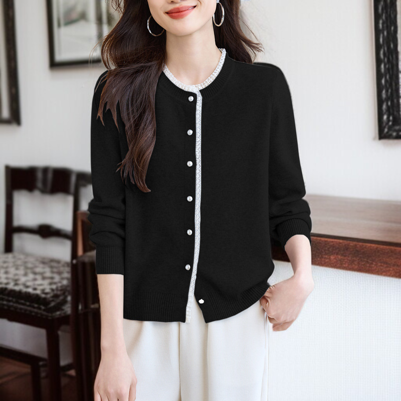 감각적인 무드의 여성용 니트 상의