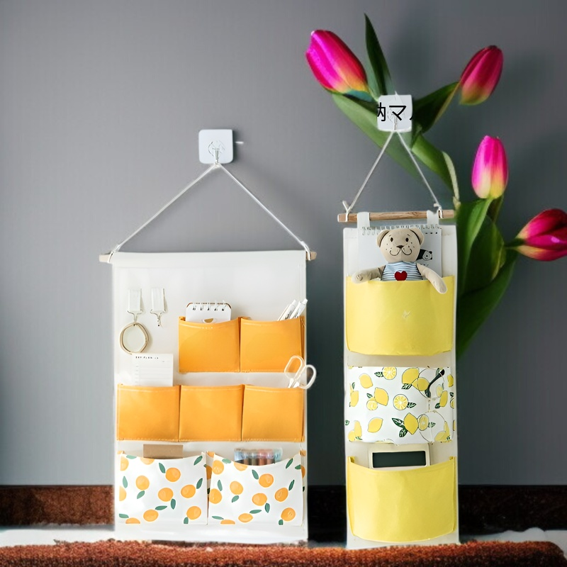 ベッドサイドに掛けた収納バッグの使用例