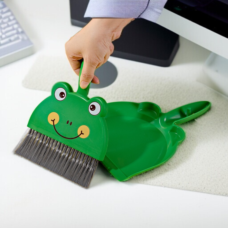 ミニスイーパーでデスクを掃除する様子