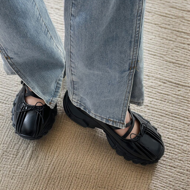 スポーツカジュアルに最適な黒メリージェーンシューズ