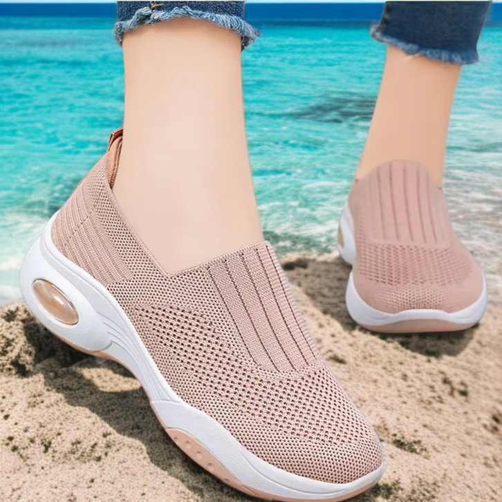 캐주얼 스타일 여성 운동화 착용 예시