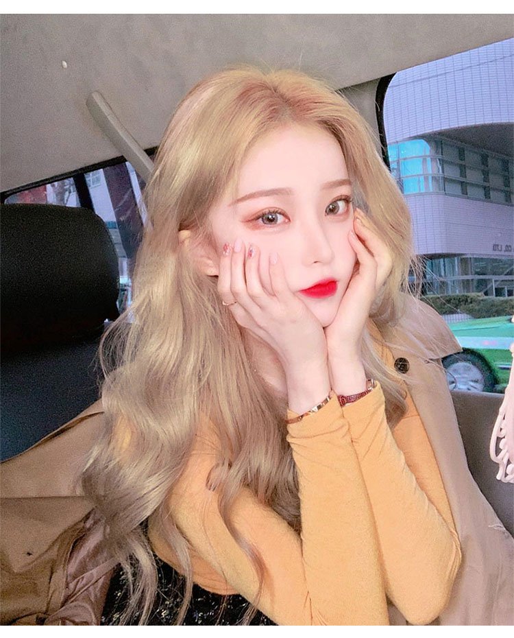 ゆる巻きウィッグの後ろ姿とボリューム感