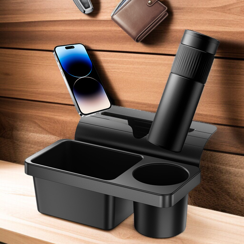 차량 도어에 설치된 멀티 수납함 사용 예시