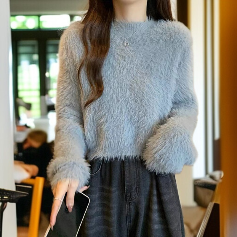 やわらかい素材感のニットトップ詳細