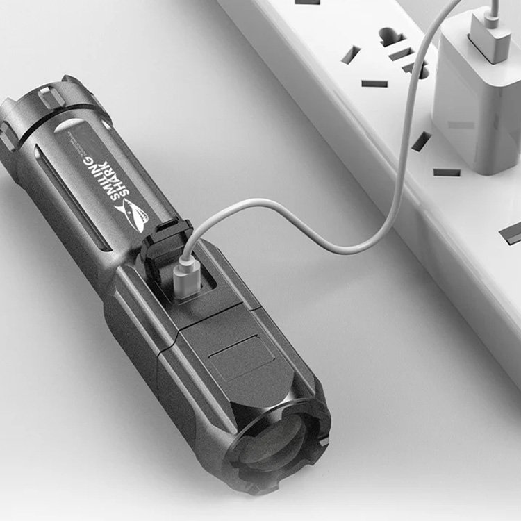 줌기능 탑재 손전등