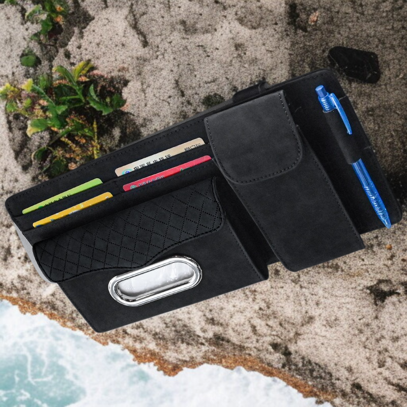 자동차 선바이저에 장착된 다용도 집게 모습