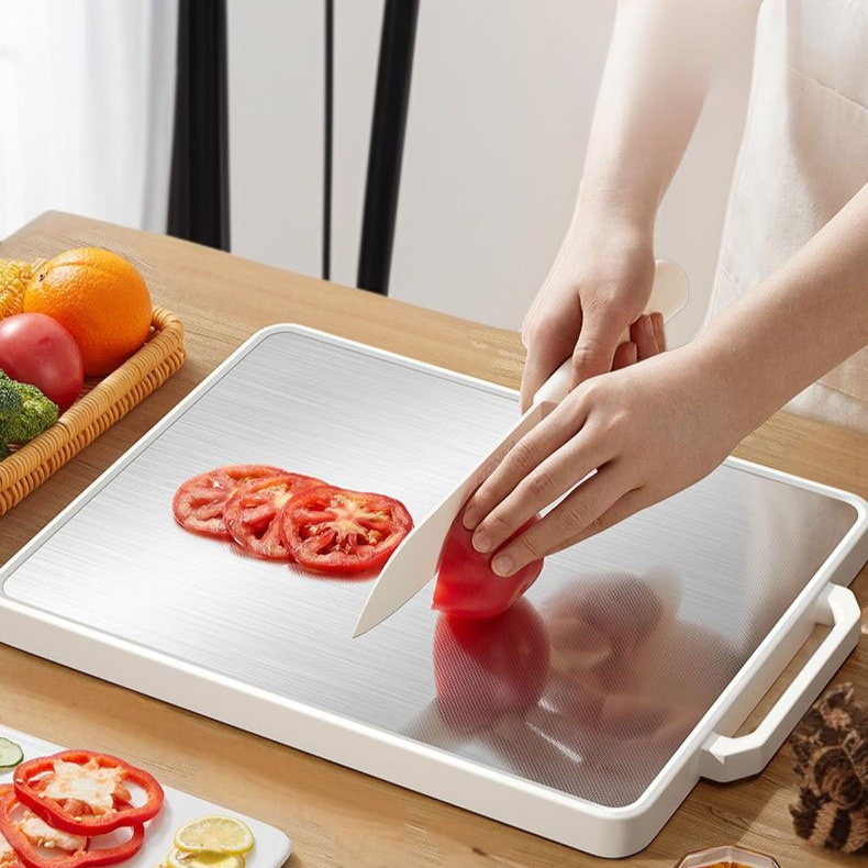 바둑판 칸막이 디자인이 돋보이는 도마