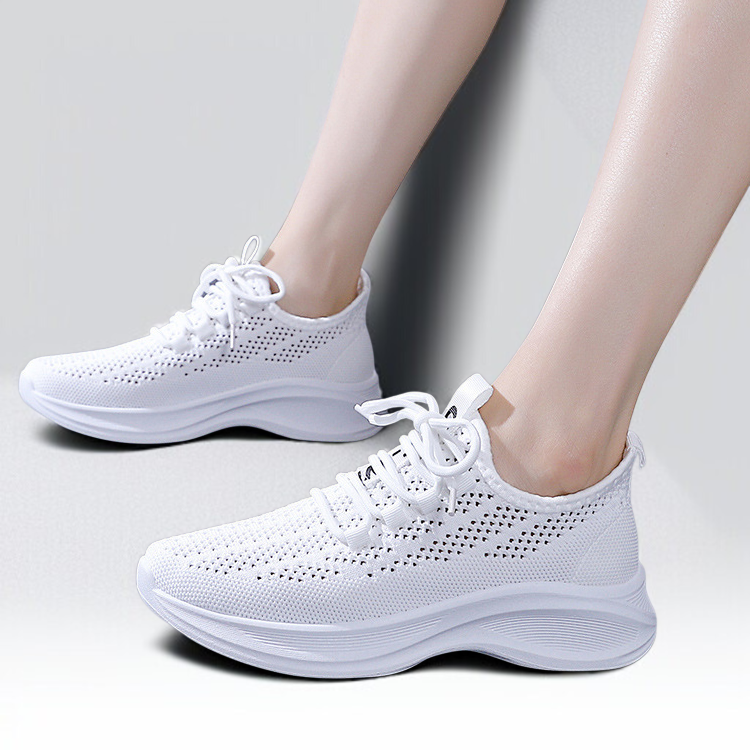 시원한 메쉬 소재와 스트랩이 돋보이는 운동화