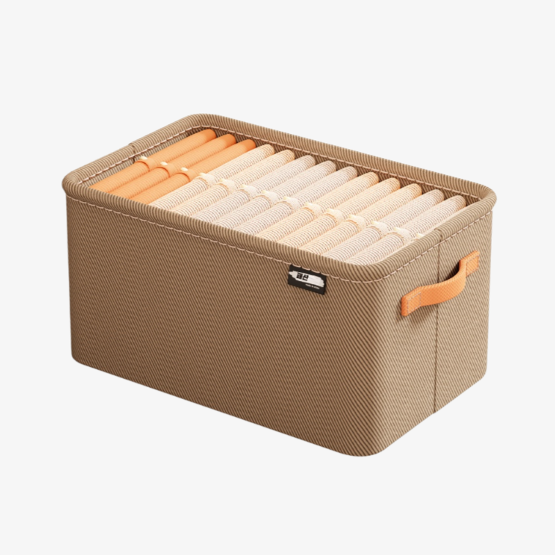 다양한 옷을 정리한 모습