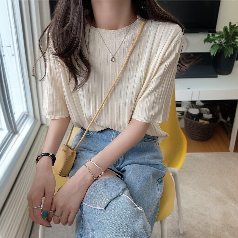 심플하고 세련된 여성 니트 반팔티