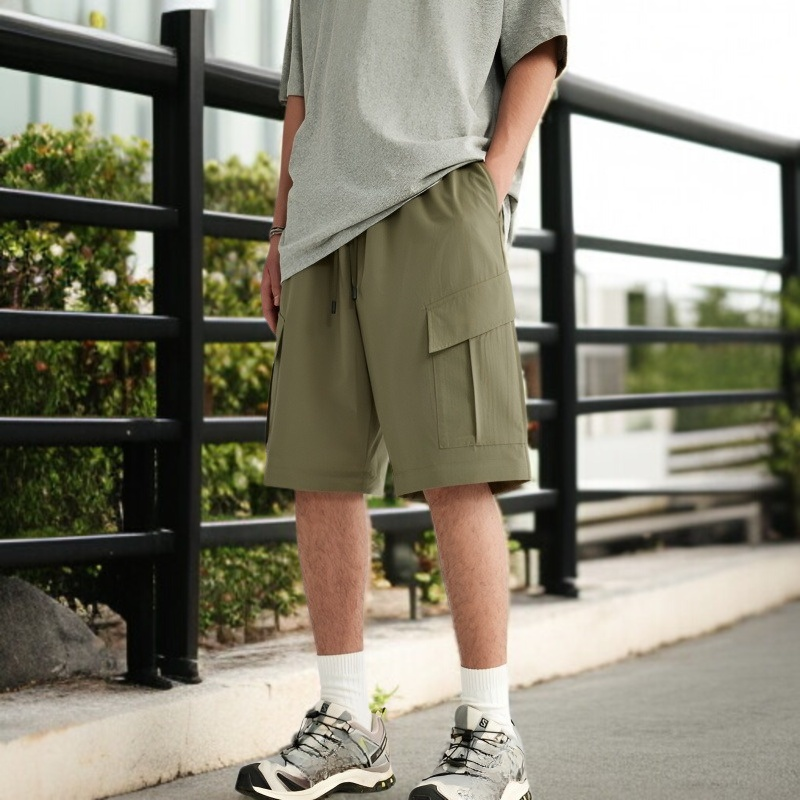 다양한 포켓이 있는 남성 카고 바지