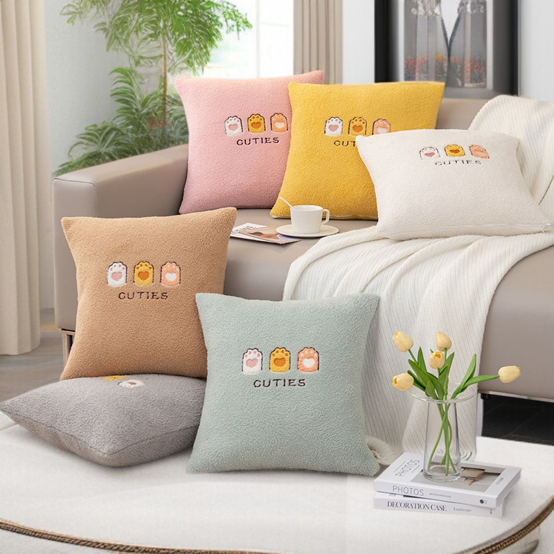 可愛いキャラクター刺繍のクッションカバー