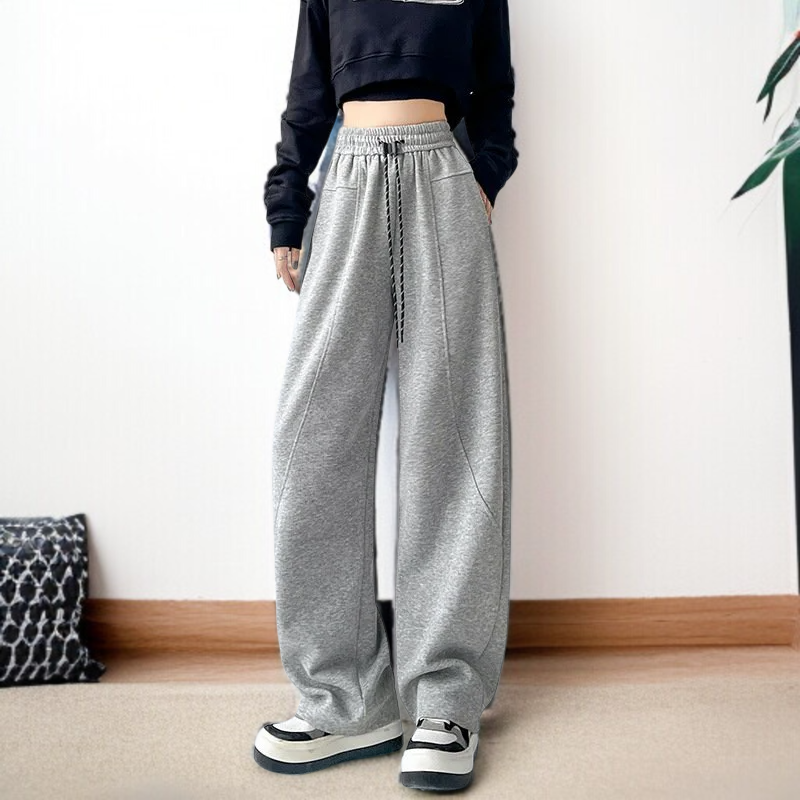 레드 스트링이 돋보이는 캐주얼 팬츠 디테일