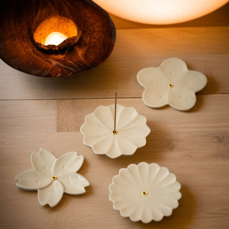 桜の花がデザインされた和風陶器製香炉 春の印象