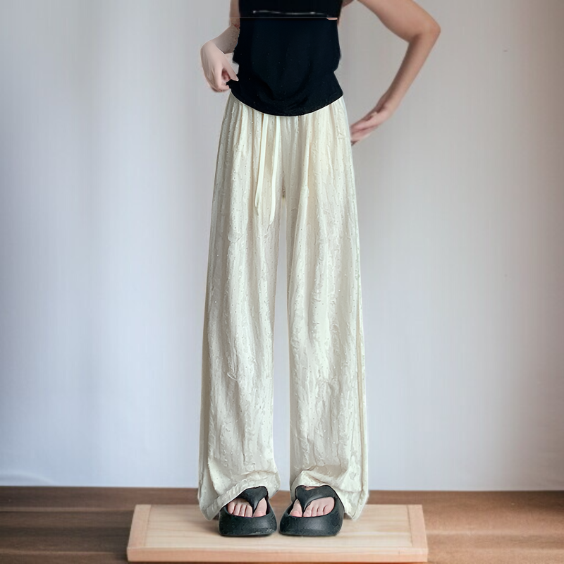 ドレープ感が美しいカジュアルワイドパンツのディテール